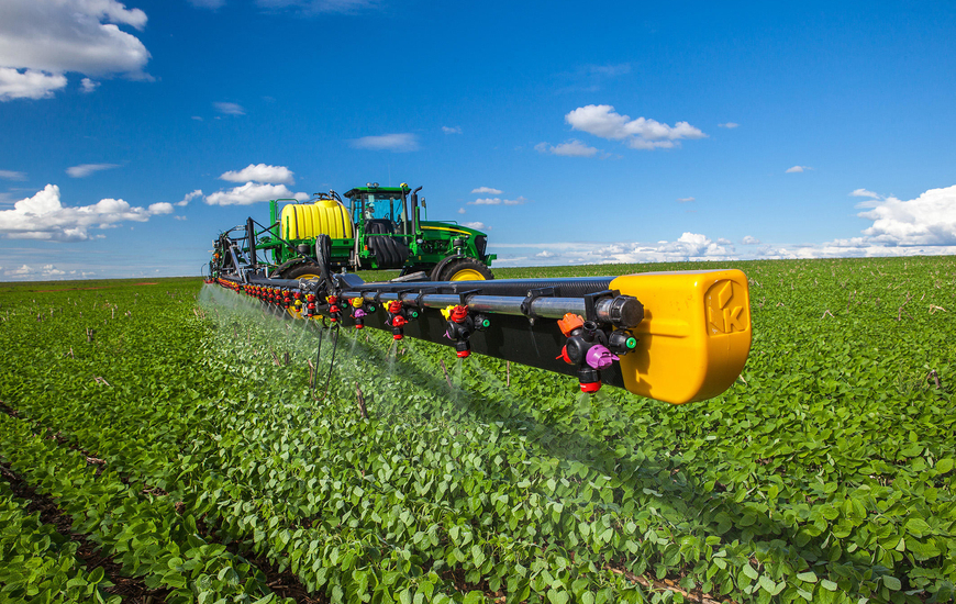 Deere sprayer with booms made of carbon fiber